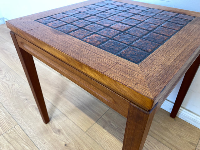 WMK Schöner und sehr gut erhaltener skandinavischer Couchtisch aus Teakholz mit schonenden Fliesen # Tisch Wohnzimmertisch Beistelltisch Fliesentisch Sofatisch Coffe table Vintage Mid-Century Teak