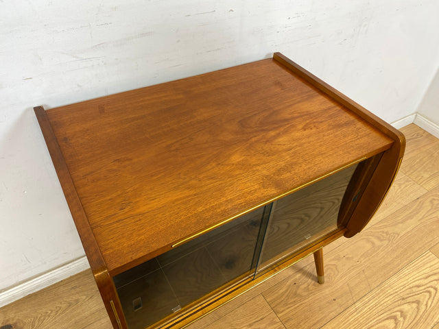 WMK Formschöne kleine Mid-Century Barkommode innen verspiegelt, mit zeittypischen konischen Füßen und Glasschiebetüren # Bar Barschrank Mini-Bar Hausbar Kommode Vitrine Rockabilly Vintage 50er 60er