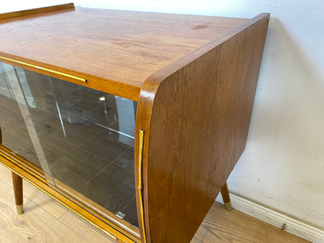 WMK Formschöne kleine Mid-Century Barkommode innen verspiegelt, mit zeittypischen konischen Füßen und Glasschiebetüren # Bar Barschrank Mini-Bar Hausbar Kommode Vitrine Rockabilly Vintage 50er 60er