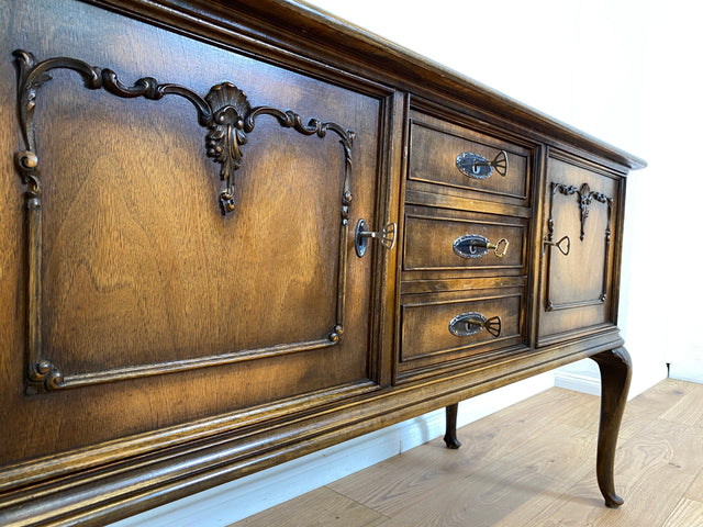 WMK Schönes, hochwertiges und gut erhaltenes 60er Jahre Chippendale Sideboard aus vollem Holz mit Schubladen # Kommode Schrank TV-Lowboard Fernsehkommode Wäschekommode Vintage Barock Rokoko Stilmöbel