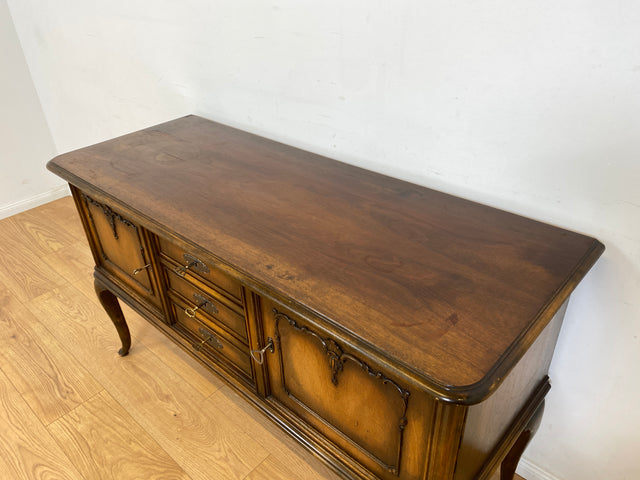 WMK Schönes, hochwertiges und gut erhaltenes 60er Jahre Chippendale Sideboard aus vollem Holz mit Schubladen # Kommode Schrank TV-Lowboard Fernsehkommode Wäschekommode Vintage Barock Rokoko Stilmöbel