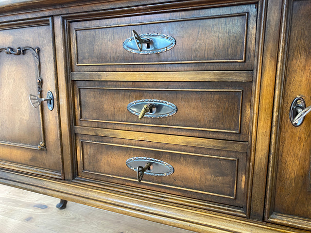 WMK Schönes, hochwertiges und gut erhaltenes 60er Jahre Chippendale Sideboard aus vollem Holz mit Schubladen # Kommode Schrank TV-Lowboard Fernsehkommode Wäschekommode Vintage Barock Rokoko Stilmöbel