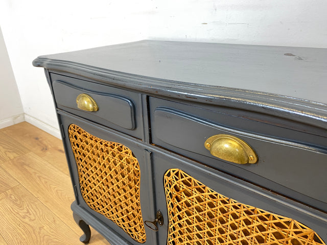 WMK Hübsche & gut erhaltene 60er Jahre Chippendale Kommode, in blau-grau, mit Schubladen und intaktem Wiener Geflecht # Schrank Wäschekommode Wäscheschrank Sideboard Fernsehschrank Stilmöbel Vintage