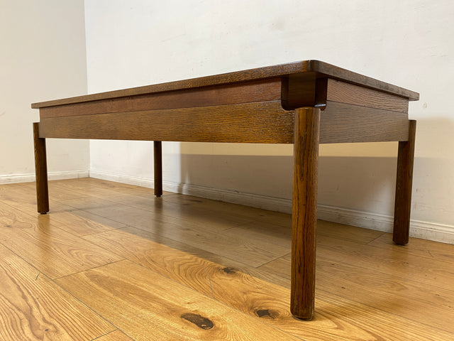 WMK I Hochwertiger großer 70er Jahre Couchtisch im Stile von Jean Gillon und Arne Norell aus massiver Eiche I Wohnzimmertisch Coffee Table Sitzgarnitur Danish Design Skandinavisch Mid-Century Vintage