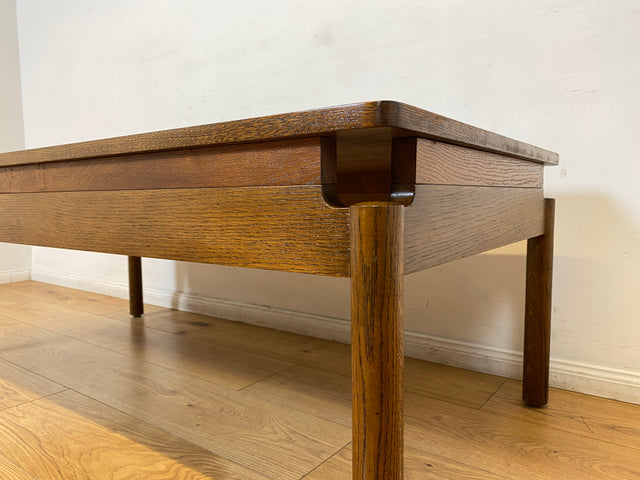 WMK I Hochwertiger großer 70er Jahre Couchtisch im Stile von Jean Gillon und Arne Norell aus massiver Eiche I Wohnzimmertisch Coffee Table Sitzgarnitur Danish Design Skandinavisch Mid-Century Vintage