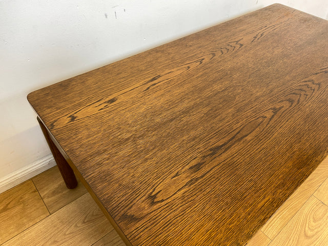 WMK I Hochwertiger großer 70er Jahre Couchtisch im Stile von Jean Gillon und Arne Norell aus massiver Eiche I Wohnzimmertisch Coffee Table Sitzgarnitur Danish Design Skandinavisch Mid-Century Vintage