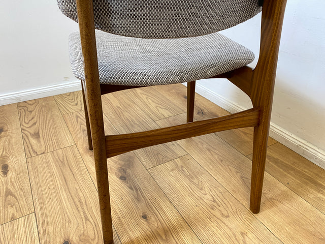 WMK I Set aus 4 hochwertigen skandinavischen Mid-Century Esszimmerstühlen mit naturbeigem Originalbezug & Walnuss Rahmen I Stühle Küchenstühle Dining Chairs Holz Polster Vintage Berlin Bochum Dresden