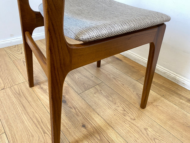 WMK I Set aus 4 hochwertigen skandinavischen Mid-Century Esszimmerstühlen mit naturbeigem Originalbezug & Walnuss Rahmen I Stühle Küchenstühle Dining Chairs Holz Polster Vintage Berlin Bochum Dresden