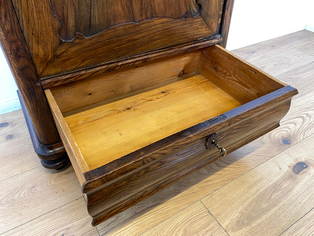 WMK I Charaktervoller dänischer antiker Schrank aus massiver Eiche mit Schubladen I Hochschrank Highboard Geschirr Dielen Wäsche Kleider Bauern Historismus Biedermeier Vintage Berlin Bayern Düsseldorf