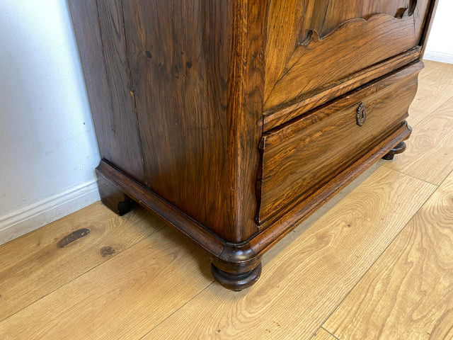 WMK I Charaktervoller dänischer antiker Schrank aus massiver Eiche mit Schubladen I Hochschrank Highboard Geschirr Dielen Wäsche Kleider Bauern Historismus Biedermeier Vintage Berlin Bayern Düsseldorf