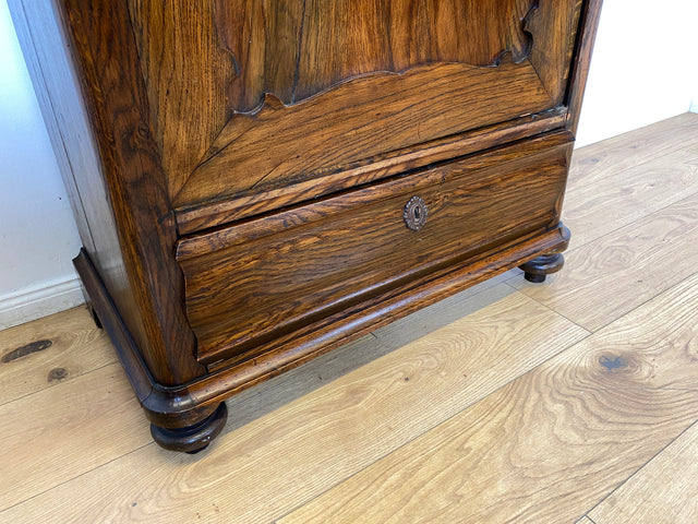 WMK I Charaktervoller dänischer antiker Schrank aus massiver Eiche mit Schubladen I Hochschrank Highboard Geschirr Dielen Wäsche Kleider Bauern Historismus Biedermeier Vintage Berlin Bayern Düsseldorf