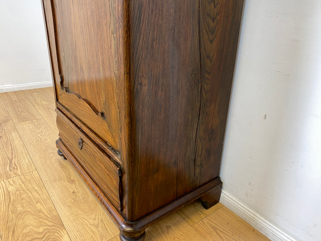 WMK I Charaktervoller dänischer antiker Schrank aus massiver Eiche mit Schubladen I Hochschrank Highboard Geschirr Dielen Wäsche Kleider Bauern Historismus Biedermeier Vintage Berlin Bayern Düsseldorf