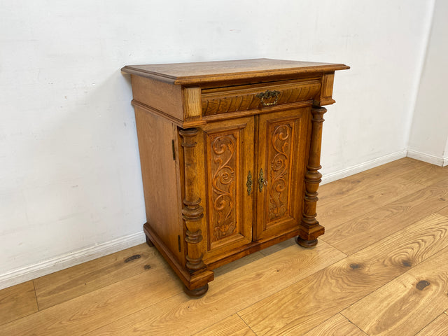 WMK I Prunkvolle kleine antike Kommode aus massiver Eiche mit Schublade, Messingbeschlägen und Akanthusmotiven, um 1890 I Schrank Anrichte Flur Wäsche Wickel Gründerzeit Vintage Berlin Dresden München
