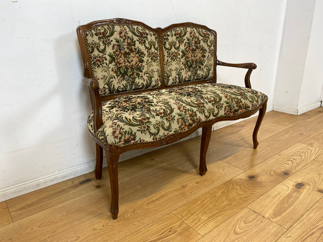 Wunderschönes und gut erhaltenes 60er Jahre Chippendale Sofa mit feinem blumigen Bezug/ Vintage Chippendale Bank