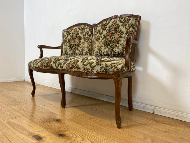Wunderschönes und gut erhaltenes 60er Jahre Chippendale Sofa mit feinem blumigen Bezug/ Vintage Chippendale Bank