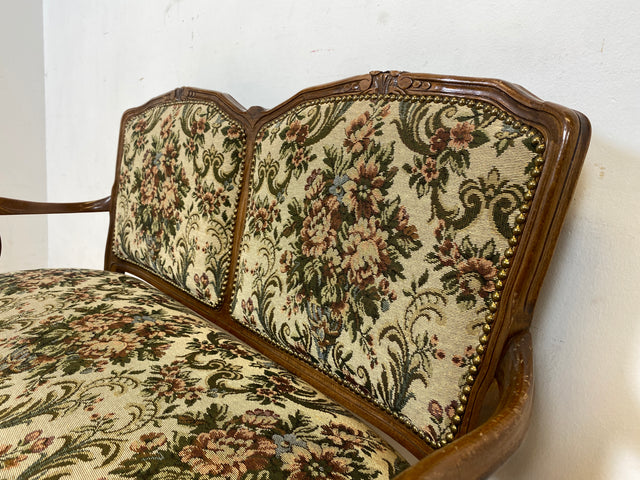 Wunderschönes und gut erhaltenes 60er Jahre Chippendale Sofa mit feinem blumigen Bezug/ Vintage Chippendale Bank