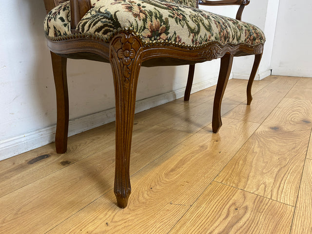 Wunderschönes und gut erhaltenes 60er Jahre Chippendale Sofa mit feinem blumigen Bezug/ Vintage Chippendale Bank