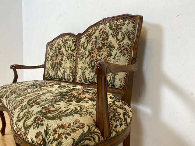 Wunderschönes und gut erhaltenes 60er Jahre Chippendale Sofa mit feinem blumigen Bezug/ Vintage Chippendale Bank