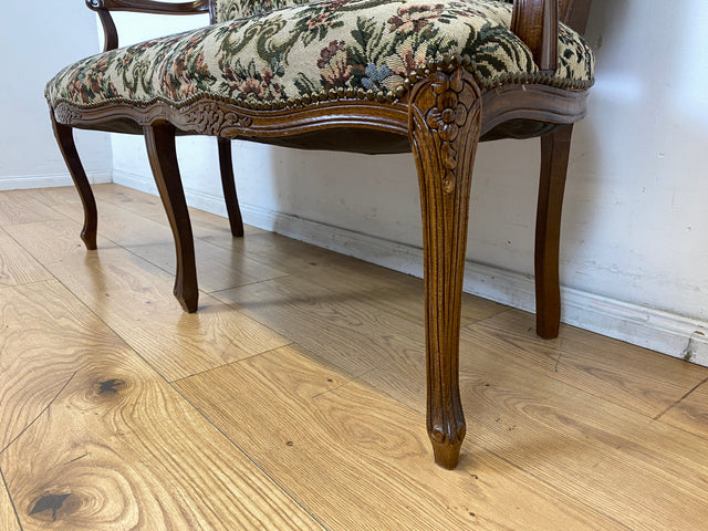 Wunderschönes und gut erhaltenes 60er Jahre Chippendale Sofa mit feinem blumigen Bezug/ Vintage Chippendale Bank