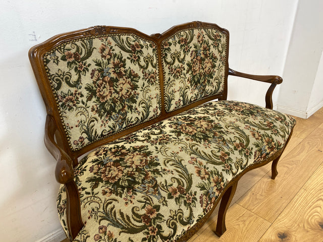 Wunderschönes und gut erhaltenes 60er Jahre Chippendale Sofa mit feinem blumigen Bezug/ Vintage Chippendale Bank