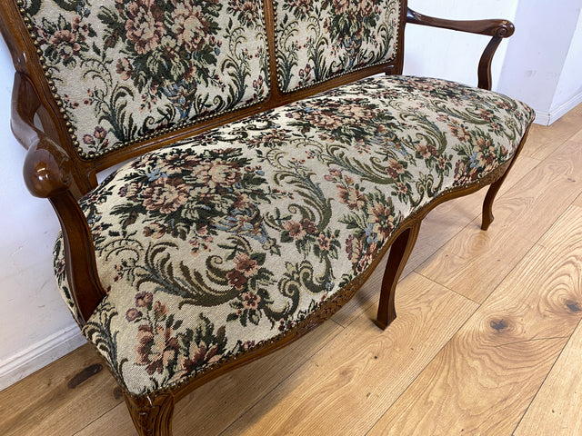 Wunderschönes und gut erhaltenes 60er Jahre Chippendale Sofa mit feinem blumigen Bezug/ Vintage Chippendale Bank