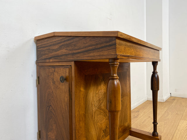 Schreib Pult Schmink Kommode Desk WMK I Edler 50er Jahre Schreibpult in antikem Davenport Stil, Vollholz in Nussbaum , mit Klappdeckel, Schubladen & goldgeprägter Leder Einlage I Sekretär Sitz Vintage