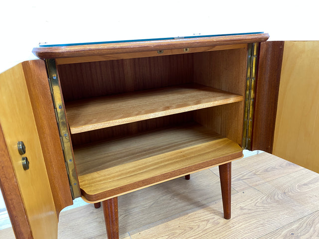 WMK 1/2 Formschöner und gut erhaltener Rockabilly Nachttisch Modell Dominia mit original Messinggriffen # Nachtschrank Nachtschränkchen Nachtkommode Beistelltisch Kommode Mid-Century Vintage 50er 60er