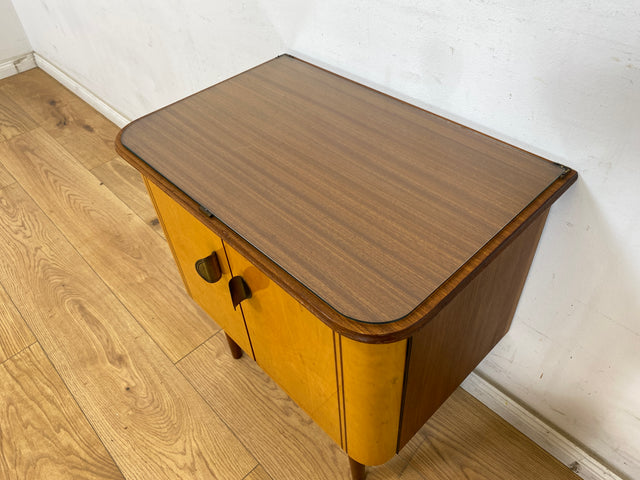 WMK 1/2 Formschöner und gut erhaltener Rockabilly Nachttisch Modell Dominia mit original Messinggriffen # Nachtschrank Nachtschränkchen Nachtkommode Beistelltisch Kommode Mid-Century Vintage 50er 60er