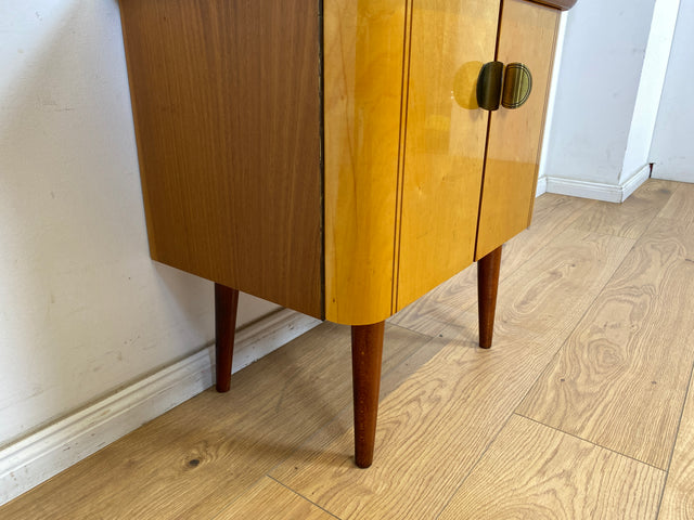 WMK 1/2 Formschöner und gut erhaltener Rockabilly Nachttisch Modell Dominia mit original Messinggriffen # Nachtschrank Nachtschränkchen Nachtkommode Beistelltisch Kommode Mid-Century Vintage 50er 60er