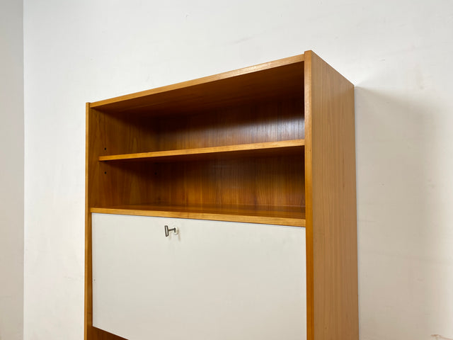 WMK I Besonders schöner heller Mid-Century Schreibschrank mit Beleuchtung
