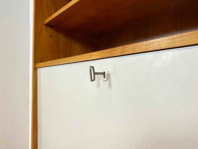 WMK I Besonders schöner heller Mid-Century Schreibschrank mit Beleuchtung