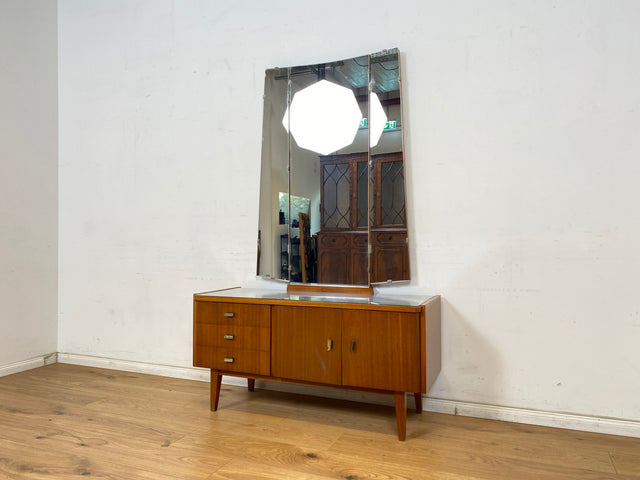 WMK Stilvolle und gut erhaltene Mid-Century Spiegelkommode aus vollem Holz mit Schubladen und Messinggriffen # Frisierkommode Schminkkommode Sideboard Kommode Spiegel Ganzkörperspiegel 60er Vintage