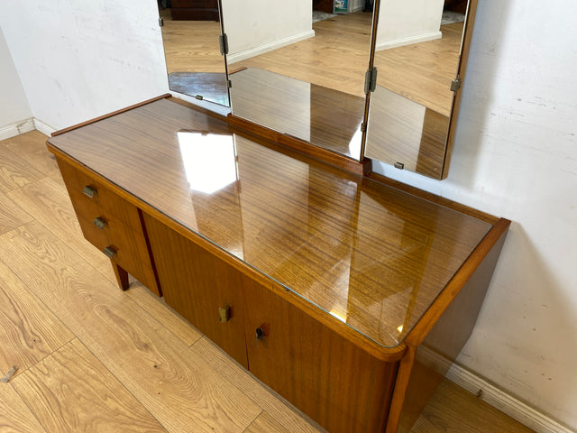 WMK Stilvolle und gut erhaltene Mid-Century Spiegelkommode aus vollem Holz mit Schubladen und Messinggriffen # Frisierkommode Schminkkommode Sideboard Kommode Spiegel Ganzkörperspiegel 60er Vintage