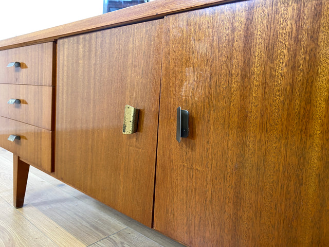 WMK Stilvolle und gut erhaltene Mid-Century Spiegelkommode aus vollem Holz mit Schubladen und Messinggriffen # Frisierkommode Schminkkommode Sideboard Kommode Spiegel Ganzkörperspiegel 60er Vintage