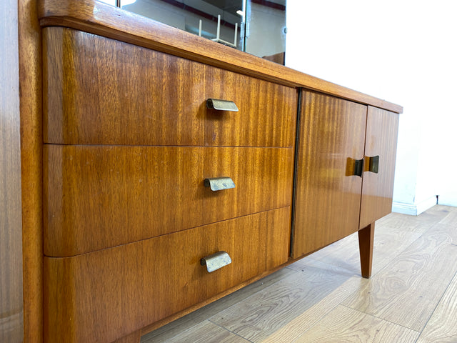 WMK Stilvolle und gut erhaltene Mid-Century Spiegelkommode aus vollem Holz mit Schubladen und Messinggriffen # Frisierkommode Schminkkommode Sideboard Kommode Spiegel Ganzkörperspiegel 60er Vintage