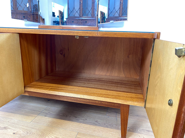 WMK Stilvolle und gut erhaltene Mid-Century Spiegelkommode aus vollem Holz mit Schubladen und Messinggriffen # Frisierkommode Schminkkommode Sideboard Kommode Spiegel Ganzkörperspiegel 60er Vintage