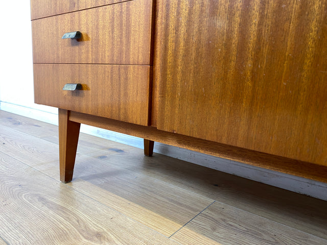 WMK Stilvolle und gut erhaltene Mid-Century Spiegelkommode aus vollem Holz mit Schubladen und Messinggriffen # Frisierkommode Schminkkommode Sideboard Kommode Spiegel Ganzkörperspiegel 60er Vintage