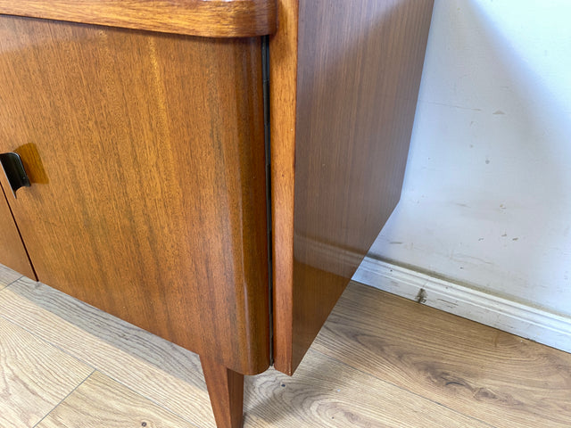 WMK Stilvolle und gut erhaltene Mid-Century Spiegelkommode aus vollem Holz mit Schubladen und Messinggriffen # Frisierkommode Schminkkommode Sideboard Kommode Spiegel Ganzkörperspiegel 60er Vintage