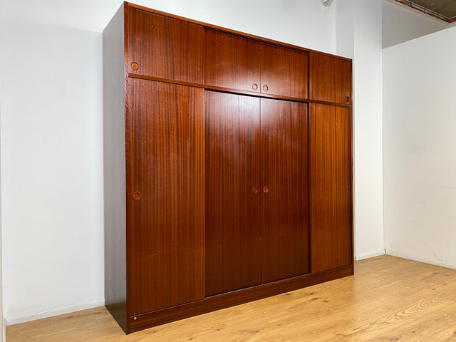 WMK I Hochwertiger großer skandinavischer Kleiderschrank in Mahagoni mit Aufsatz und Schiebetüren I Schrank Wardrobe Schlafzimmer Wäsche Danish Design Mid-Century Vintage Berlin Stuttgart Leipzig