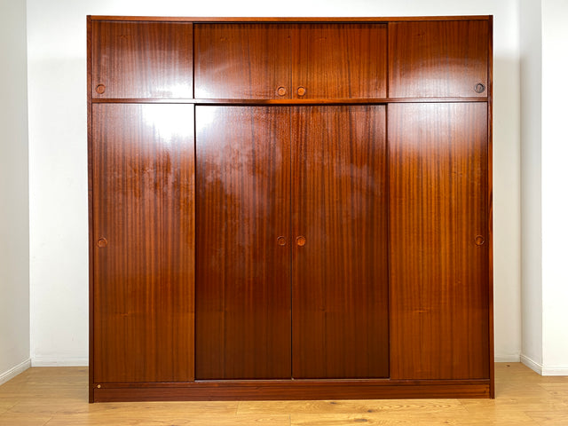 WMK I Hochwertiger großer skandinavischer Kleiderschrank in Mahagoni mit Aufsatz und Schiebetüren I Schrank Wardrobe Schlafzimmer Wäsche Danish Design Mid-Century Vintage Berlin Stuttgart Leipzig