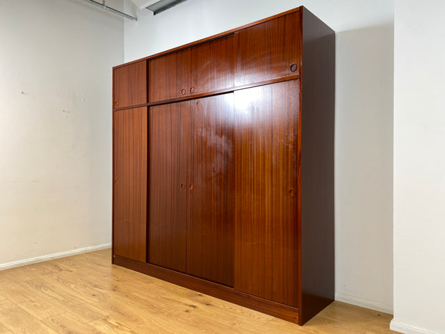 WMK I Hochwertiger großer skandinavischer Kleiderschrank in Mahagoni mit Aufsatz und Schiebetüren I Schrank Wardrobe Schlafzimmer Wäsche Danish Design Mid-Century Vintage Berlin Stuttgart Leipzig