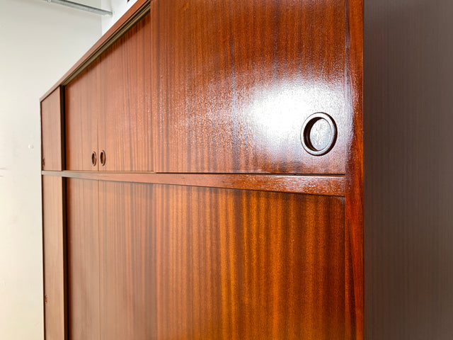 WMK I Hochwertiger großer skandinavischer Kleiderschrank in Mahagoni mit Aufsatz und Schiebetüren I Schrank Wardrobe Schlafzimmer Wäsche Danish Design Mid-Century Vintage Berlin Stuttgart Leipzig