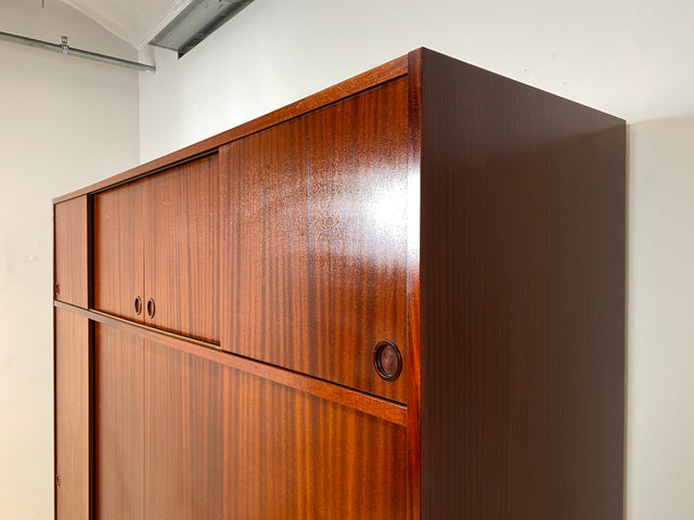 WMK I Hochwertiger großer skandinavischer Kleiderschrank in Mahagoni mit Aufsatz und Schiebetüren I Schrank Wardrobe Schlafzimmer Wäsche Danish Design Mid-Century Vintage Berlin Stuttgart Leipzig