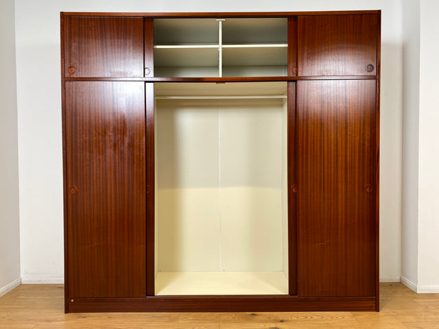 WMK I Hochwertiger großer skandinavischer Kleiderschrank in Mahagoni mit Aufsatz und Schiebetüren I Schrank Wardrobe Schlafzimmer Wäsche Danish Design Mid-Century Vintage Berlin Stuttgart Leipzig