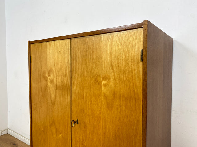 WMK Raumaufhellender und gut erhaltener Mid-Century Wäscheschrank auf zeittypischen konischen Füßen # Schrank Highboard Kleiderschrank Kommode Wäschekommode Vintage 60er 70er Retro # Versand möglich