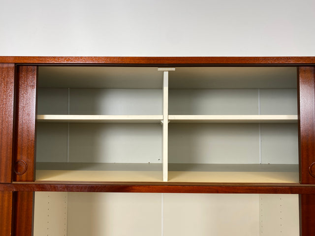 WMK I Hochwertiger großer skandinavischer Kleiderschrank in Mahagoni mit Aufsatz und Schiebetüren I Schrank Wardrobe Schlafzimmer Wäsche Danish Design Mid-Century Vintage Berlin Stuttgart Leipzig