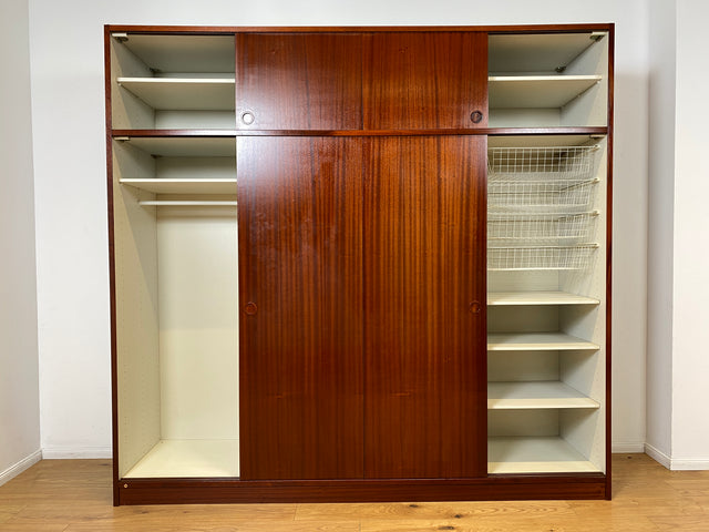 WMK I Hochwertiger großer skandinavischer Kleiderschrank in Mahagoni mit Aufsatz und Schiebetüren I Schrank Wardrobe Schlafzimmer Wäsche Danish Design Mid-Century Vintage Berlin Stuttgart Leipzig