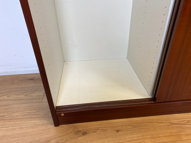 WMK I Hochwertiger großer skandinavischer Kleiderschrank in Mahagoni mit Aufsatz und Schiebetüren I Schrank Wardrobe Schlafzimmer Wäsche Danish Design Mid-Century Vintage Berlin Stuttgart Leipzig