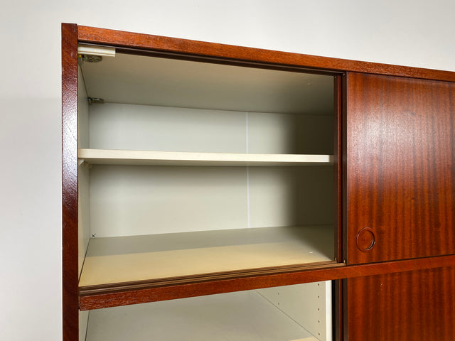 WMK I Hochwertiger großer skandinavischer Kleiderschrank in Mahagoni mit Aufsatz und Schiebetüren I Schrank Wardrobe Schlafzimmer Wäsche Danish Design Mid-Century Vintage Berlin Stuttgart Leipzig