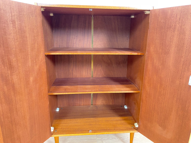 WMK Raumaufhellender und gut erhaltener Mid-Century Wäscheschrank auf zeittypischen konischen Füßen # Schrank Highboard Kleiderschrank Kommode Wäschekommode Vintage 60er 70er Retro # Versand möglich